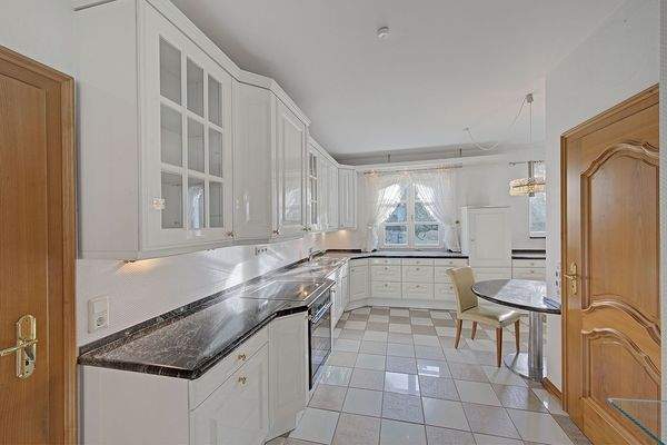 Küchenblick mit Garagen- und Dielentür