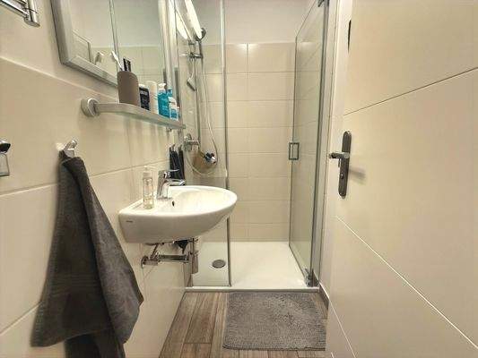 modernes Duschbad mit bodennaher Dusche (ca. 2020)