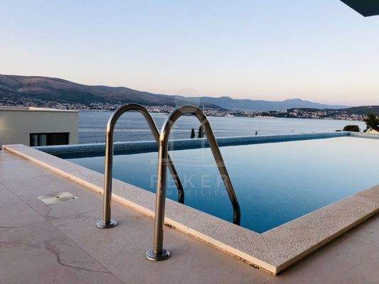 Moderne Villa am Meer in Okrug Donji