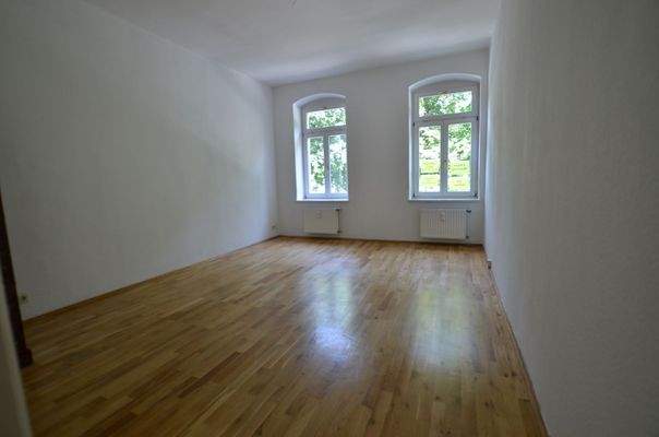 Helles Zimmer mit Holzboden