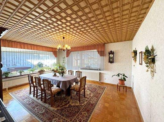 Großes Wohnzimmer mit direktem Zugang zum Wintergarten im Erdgeschoss