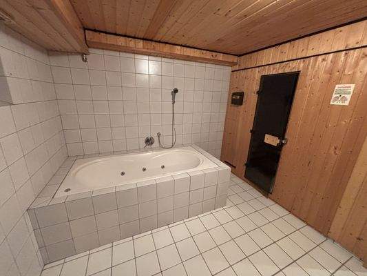 Sauna und Whirlpool im Keller / Wohnhaus