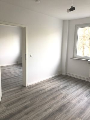 Blick vom Wohnzimmer ins Schlafzimmer