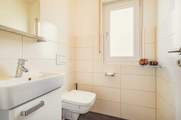 ...einem Gäste-WC...