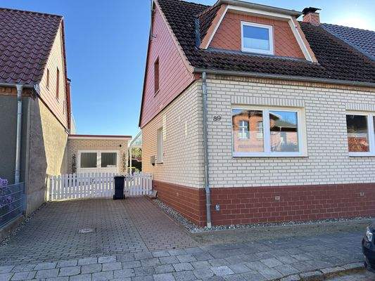 Seitl. Hausansicht, Zufahrt 