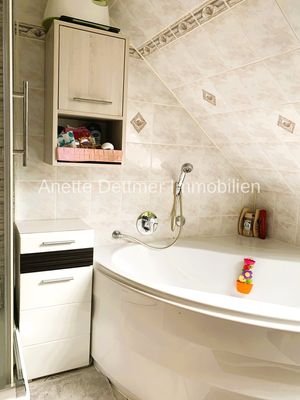 Fensterlicht-Bad mit Wanne und Dusche im DG