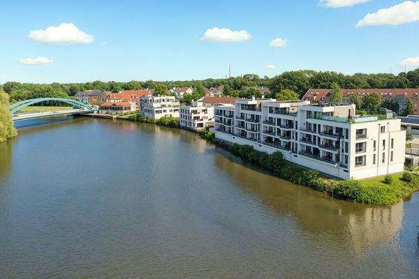 Drohnenansicht vom Wasser