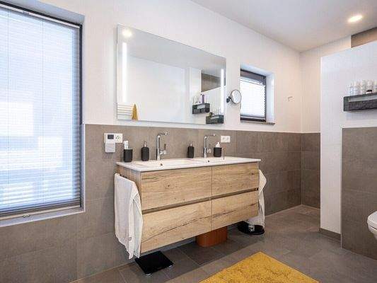 Geräumiges Badezimmer