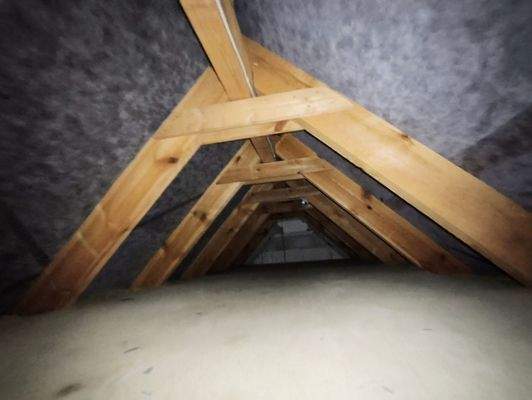 Haus rechts Dachboden als Kriechboden