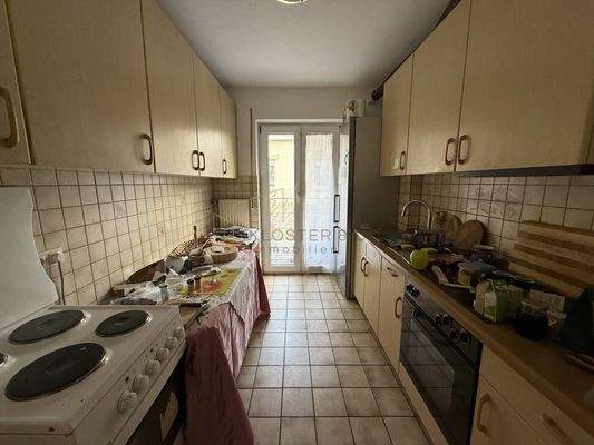 Küche mit Zugang zum Balkon 