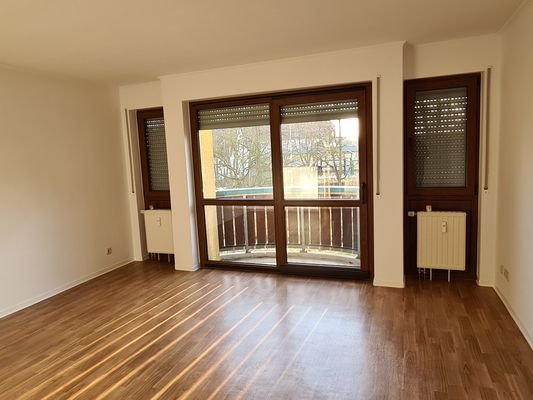 Wohnzimmer mit Balkon