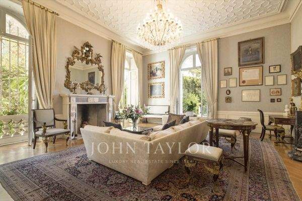 Salon Lustre Lumière naturelle Cheminée Parquet