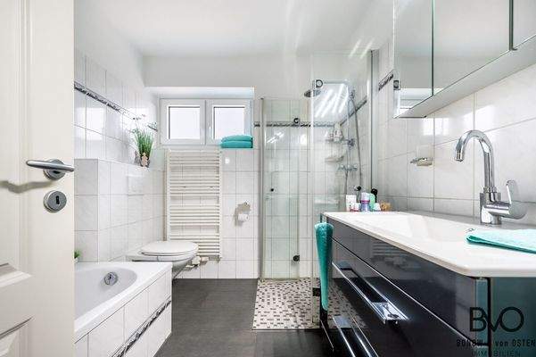 Vollbad mit bodentiefer Dusche