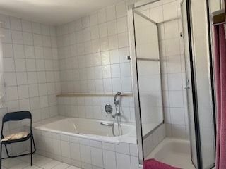 Bad im OG mit Dusche und Wanne.jpg