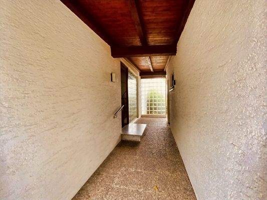 überdachter Eingangsbereich