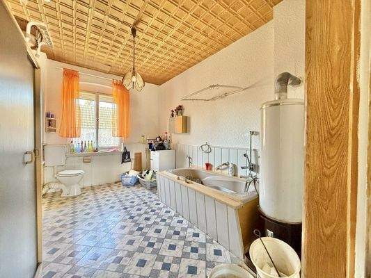 Badezimmer mit Badeofen