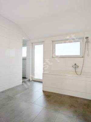 11 OG Bad mit Ausgang zur Terasse oben