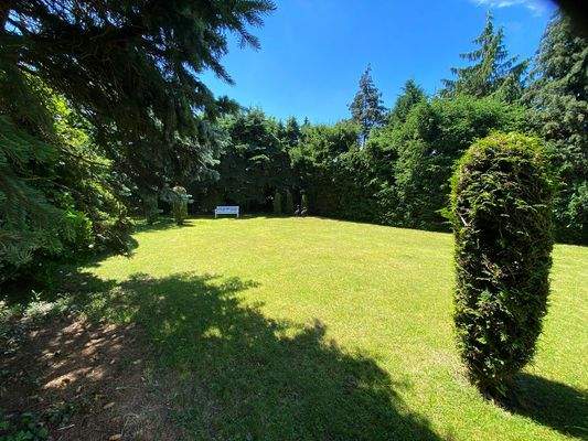 weitläufiger Garten.JPG