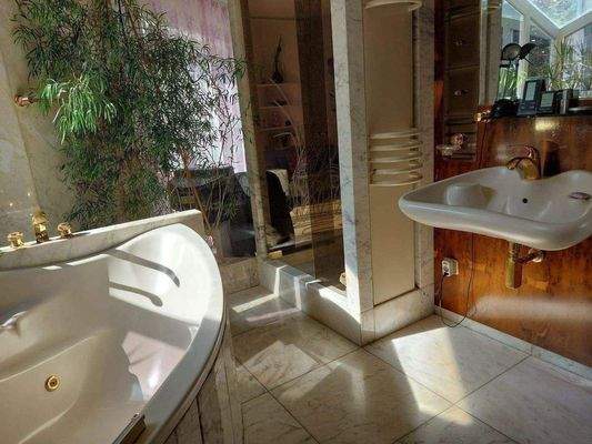 Luxusbad mit Zugang zum Schlafzimmer 