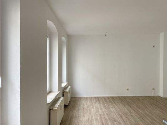 Wohnbereich mit offener Küche.JPG