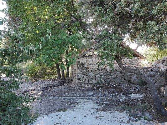 Ein kleines Steinhaus steht hier bereits