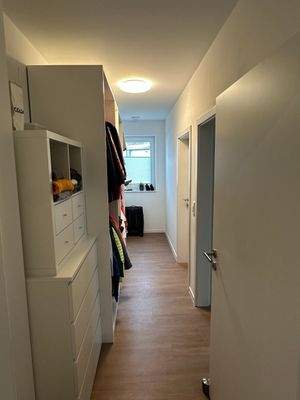 Heller Flur mit Stauraum