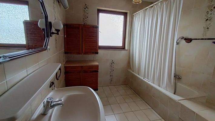 Badezimmer mit Wanne und Fenster