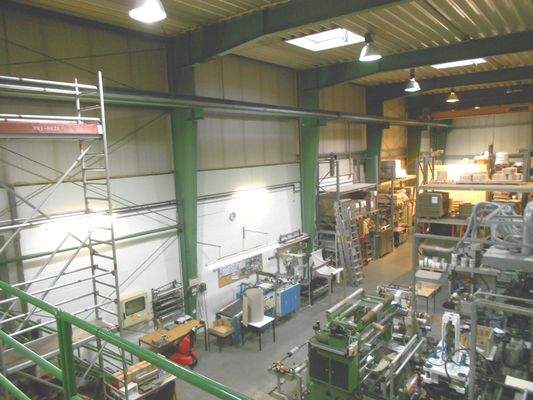 Blick in die Halle von Lager- und Arbeitsbühne