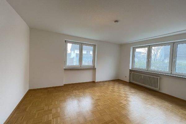 Wohnzimmer mit Austritt auf Terrasse