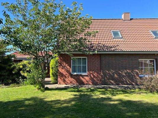 Garten mit Terrassenzugang