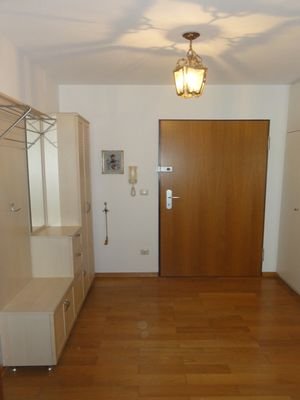 Eingangsbereich mit Garderobe und Einbauschrank