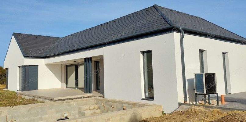 Außenansicht mit Pool und Terrasse