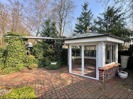 Pavillon und Sitzecke mit Markise