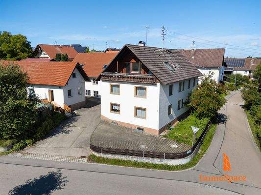 Blick auf das Mehrfamilienhaus und die Einfahrt