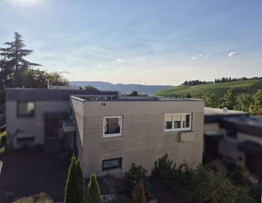 Ansicht Wohnhaus mit umgebender Landschaft