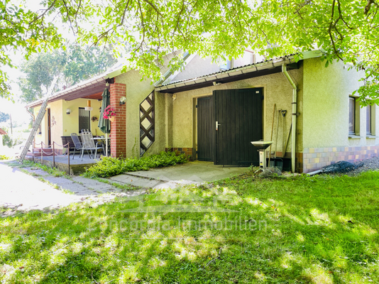 Ostansicht mit Garage