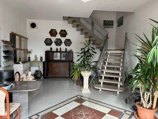 Ausstellung im EG + Treppenaufgang zu den Büros und der Einliegerwohnung