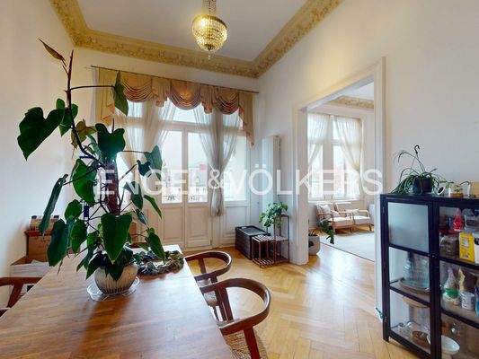 Die Räume sind mit edlem, altbautypischem Stuck verziert