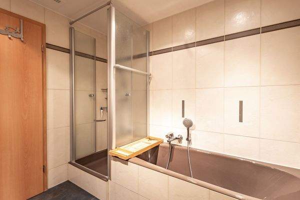 Badewanne und separate Dusche