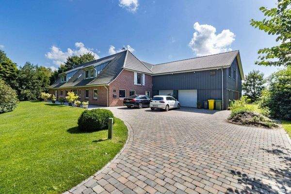 Großzügige Auffahrt