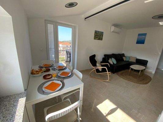 Nekretnine Betina,  Stan sa vrtom i pogledom na mo