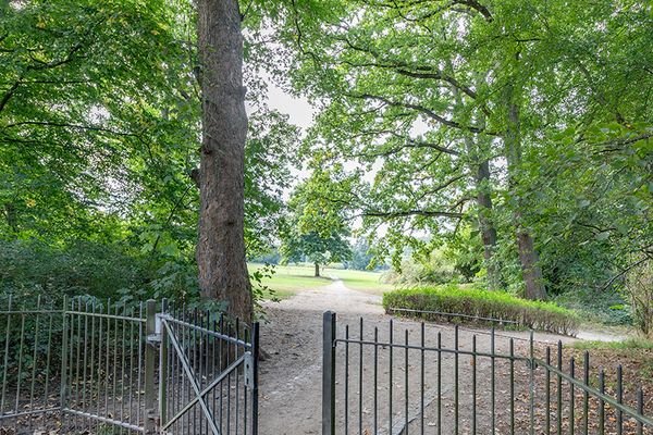 Direkt vorm Haus der Seiteneingang zum Jenischpark