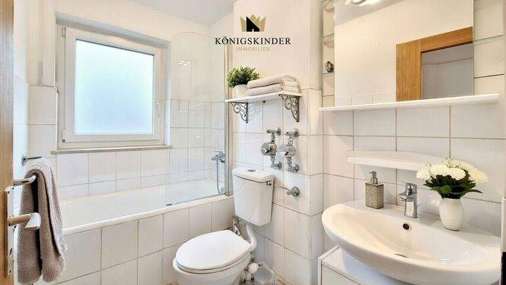 Ein Ort zum Wohlfühlen – helles Badezimmer mit Fenster