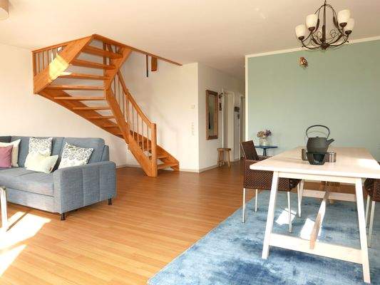Wohn- Essbereich mit Treppenaufgang