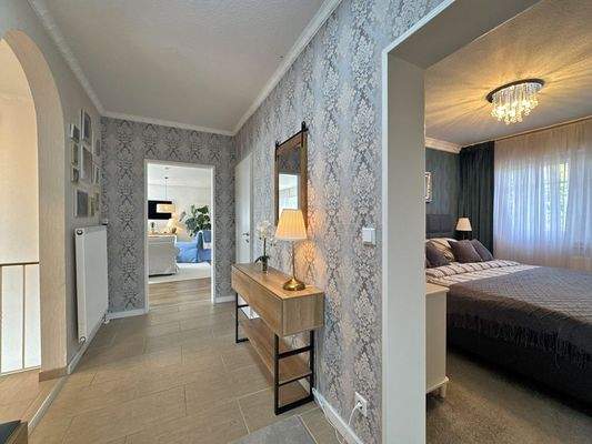 Willkommen zuhause – ein Flur, der Offenheit und Wärme ausstrahlt