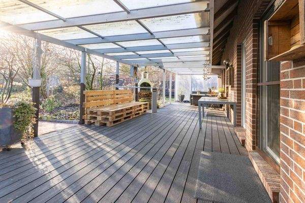 Größzügig überdachte Terrasse