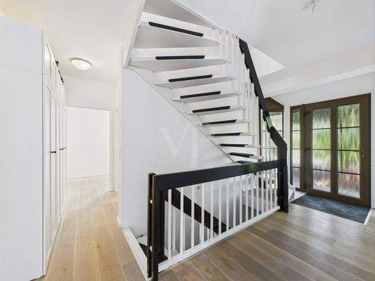 Hauseingangsbereich mit Treppe in das OG und KG