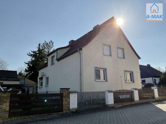 Straßenansicht links