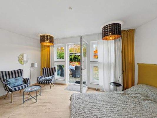 Wohn- und Schlafzimmer mit Ausgang auf die Terrasse Einheit C