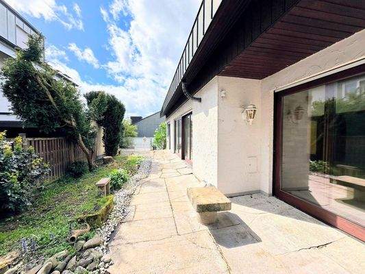 EG Terrasse entlang des Hauses